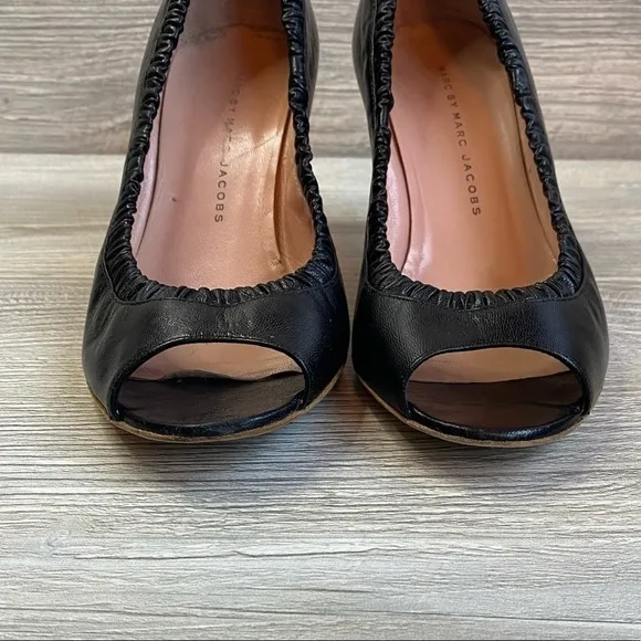 Black leather ruffle peep toe pumps. Marc Jacobs elastic peep toe classic 36