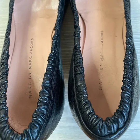 Black leather ruffle peep toe pumps. Marc Jacobs elastic peep toe classic 36