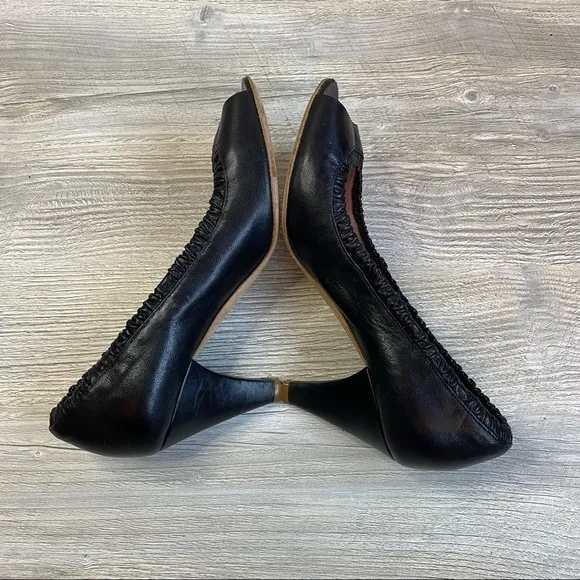 Black leather ruffle peep toe pumps. Marc Jacobs elastic peep toe classic 36