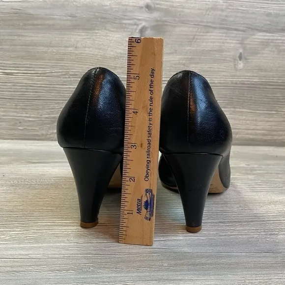 Black leather ruffle peep toe pumps. Marc Jacobs elastic peep toe classic 36