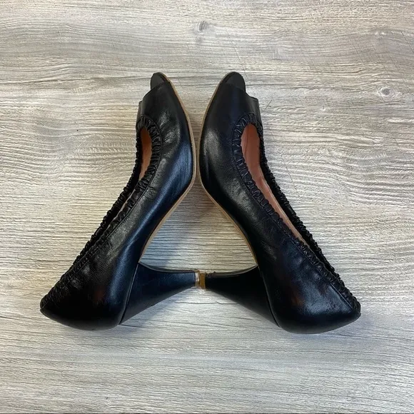 Black leather ruffle peep toe pumps. Marc Jacobs elastic peep toe classic 36