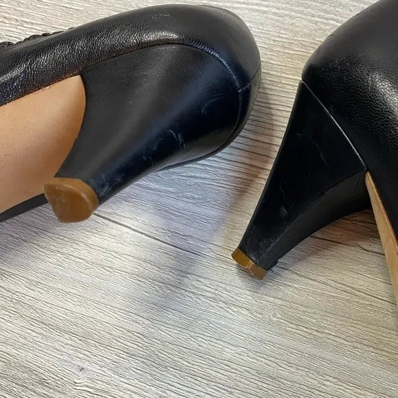 Black leather ruffle peep toe pumps. Marc Jacobs elastic peep toe classic 36