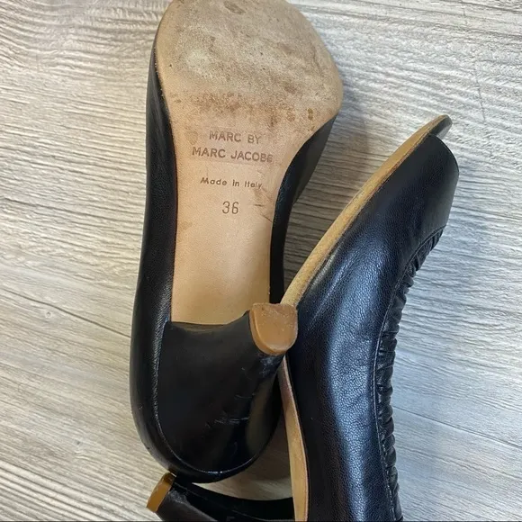Black leather ruffle peep toe pumps. Marc Jacobs elastic peep toe classic 36