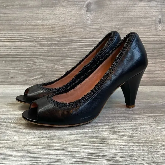 Black leather ruffle peep toe pumps. Marc Jacobs elastic peep toe classic 36