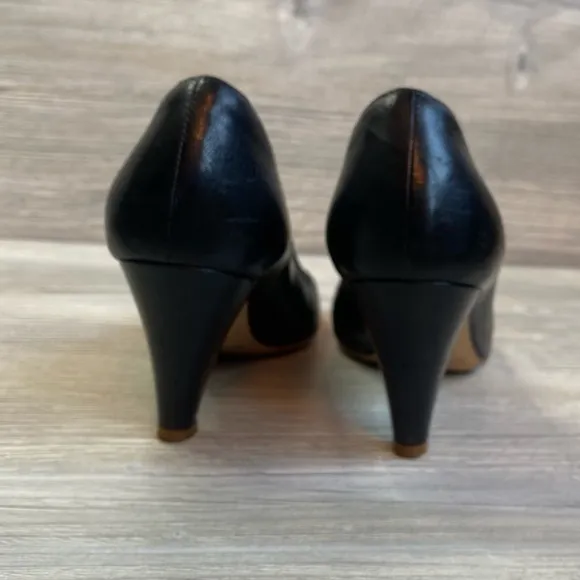 Black leather ruffle peep toe pumps. Marc Jacobs elastic peep toe classic 36