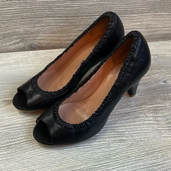 Black leather ruffle peep toe pumps. Marc Jacobs elastic peep toe classic 36