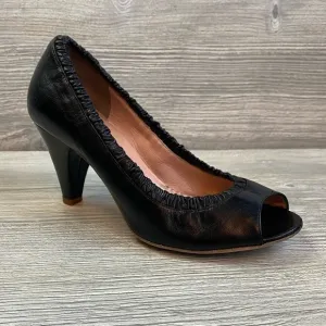 Black leather ruffle peep toe pumps. Marc Jacobs elastic peep toe classic 36