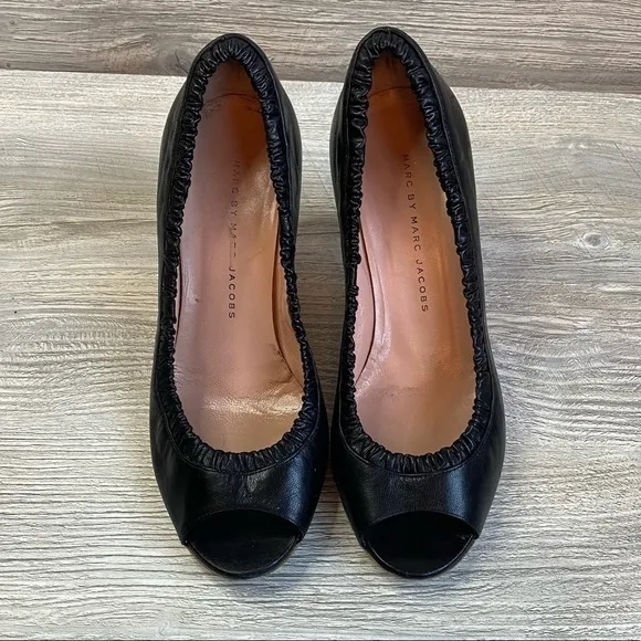 Black leather ruffle peep toe pumps. Marc Jacobs elastic peep toe classic 36