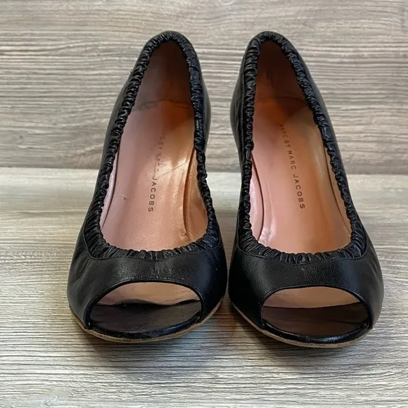 Black leather ruffle peep toe pumps. Marc Jacobs elastic peep toe classic 36