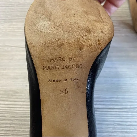 Black leather ruffle peep toe pumps. Marc Jacobs elastic peep toe classic 36