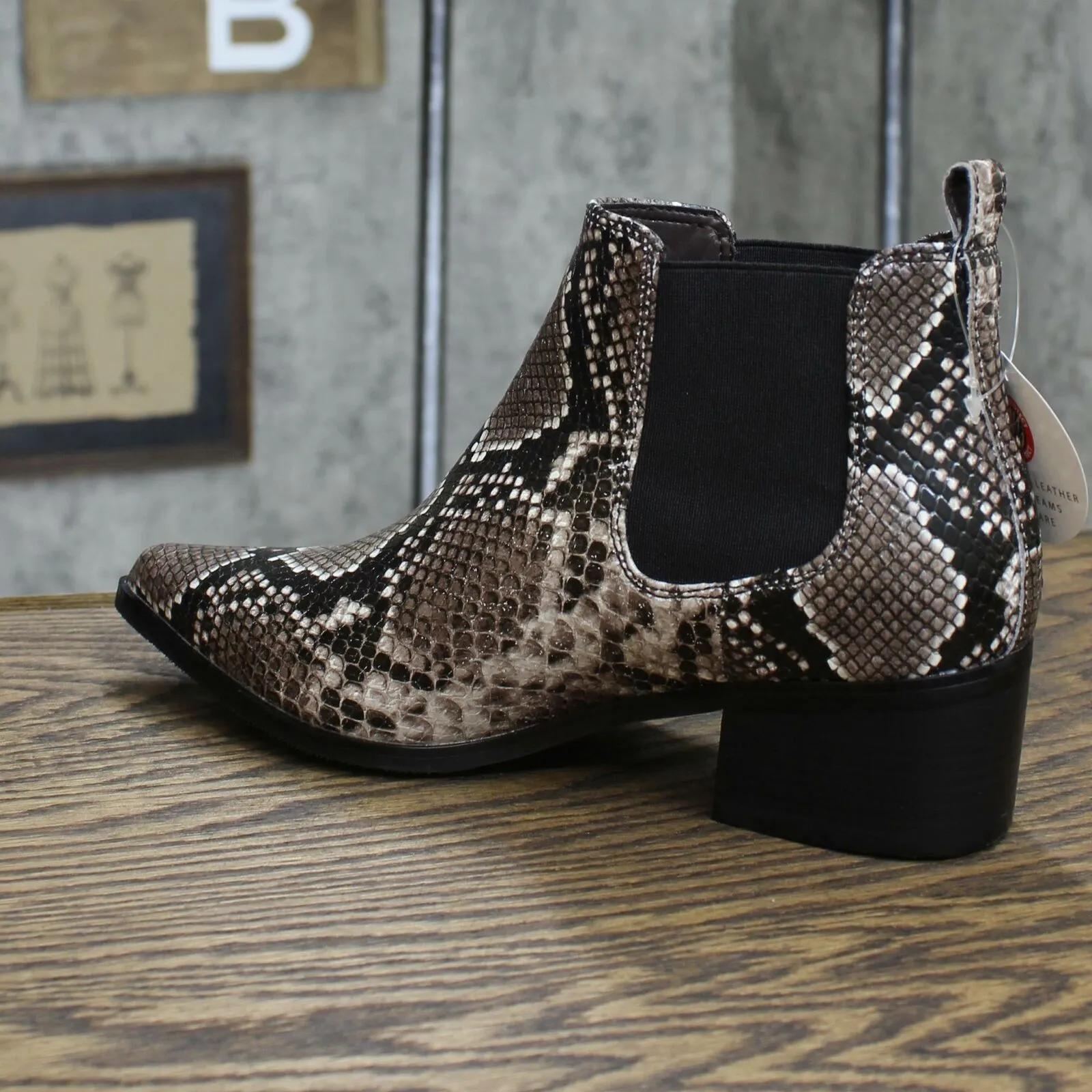 Blondo Emelia Waterproof Chelsea Bootie Brown Snake Leather MISMATCH (7,7 1/2)