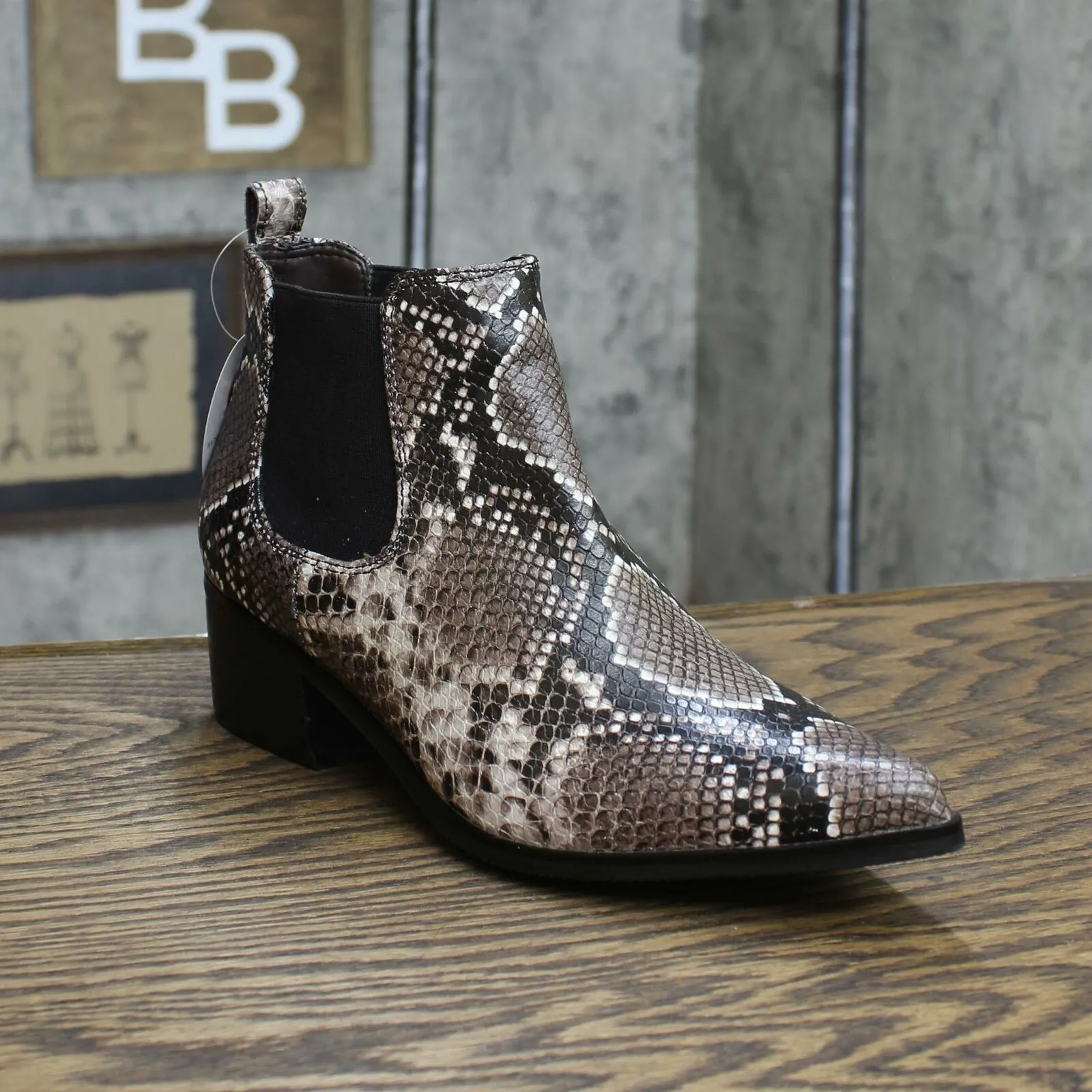 Blondo Emelia Waterproof Chelsea Bootie Brown Snake Leather MISMATCH (7,7 1/2)