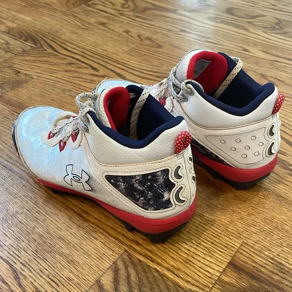 Boys' UA Harper 8 Mid RM Jr. USA Baseball Cleats. Size 6Y. Excellent Condition.