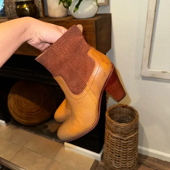 Corso Como Brown Leather &amp; Suede Rounded Toe Ankle Zip Booties Size 7.5
