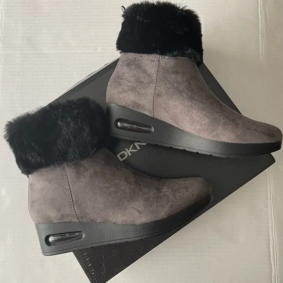 D K N Y ABRÍ-WEDGE BOOTIE MICROS/FAUX F STEEL /BLACK STB GRAY COLOR SIZE 7M