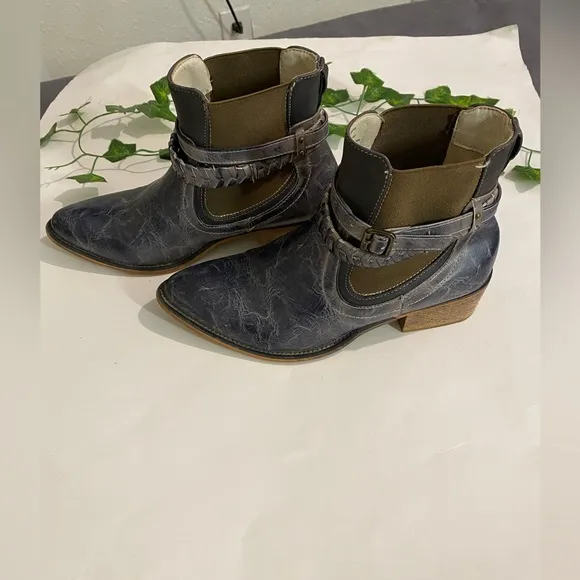 Maurices Gray Leather Boots  Booties Size 7