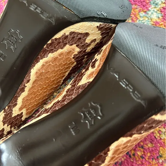 NWOT Via Spiga | Women’s brown/tan snakeskin print leather peep toe pumps, sz 7M