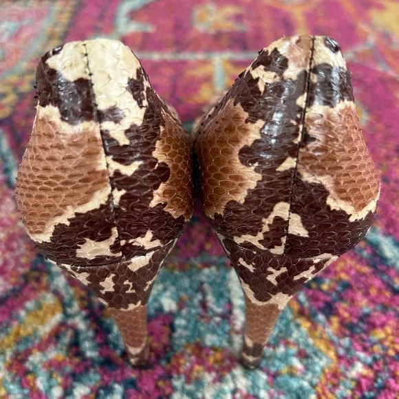 NWOT Via Spiga | Women’s brown/tan snakeskin print leather peep toe pumps, sz 7M