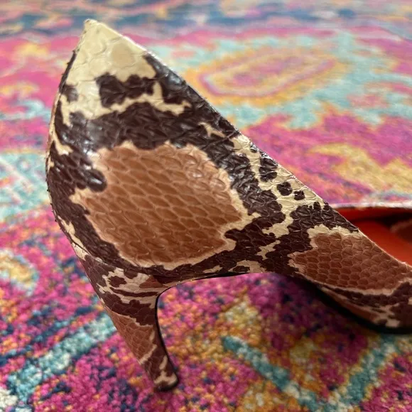 NWOT Via Spiga | Women’s brown/tan snakeskin print leather peep toe pumps, sz 7M
