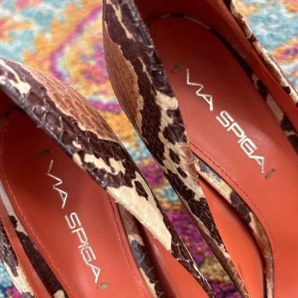 NWOT Via Spiga | Women’s brown/tan snakeskin print leather peep toe pumps, sz 7M