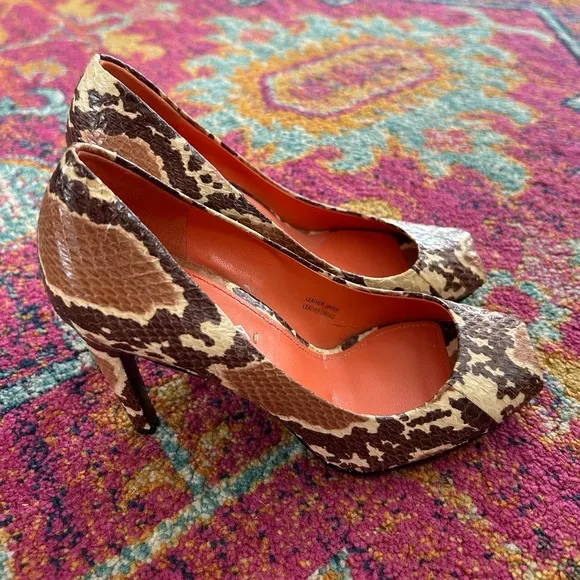NWOT Via Spiga | Women’s brown/tan snakeskin print leather peep toe pumps, sz 7M